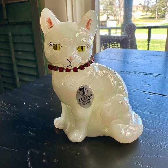 FENTON, OPALESCENT WHITE GLASS CAT FIGURINE. HAND PAINTED, GREEN EYES. - Picture 2 of 10